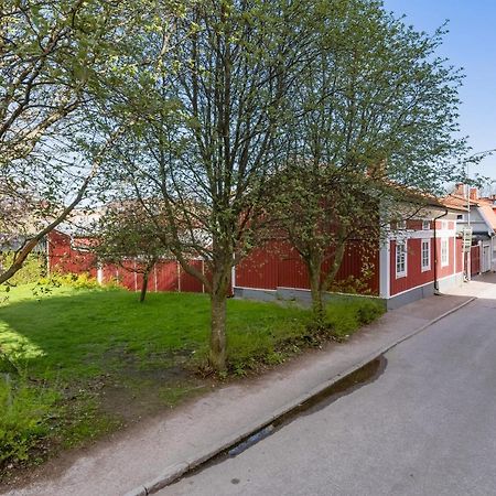 Gardshuset Mitt I Centrala Gaevle Exterior foto