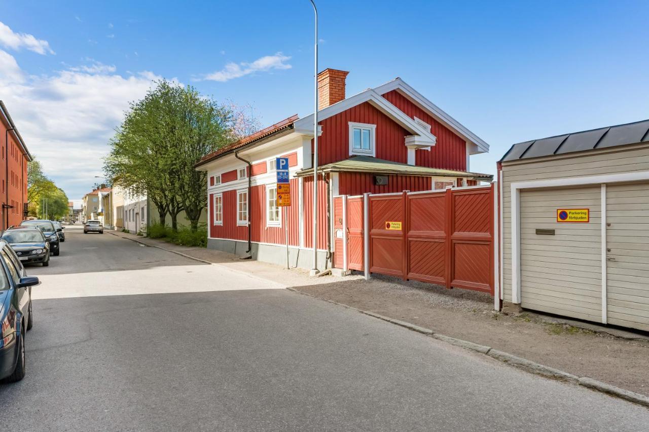 Gardshuset Mitt I Centrala Gaevle Exterior foto